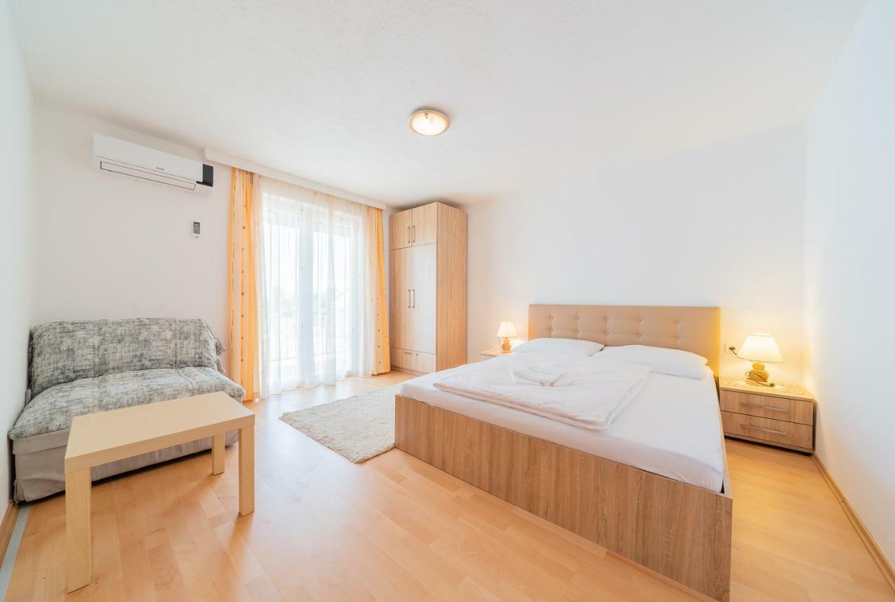 Apartmenthaus Hana Karlobag Exterior foto