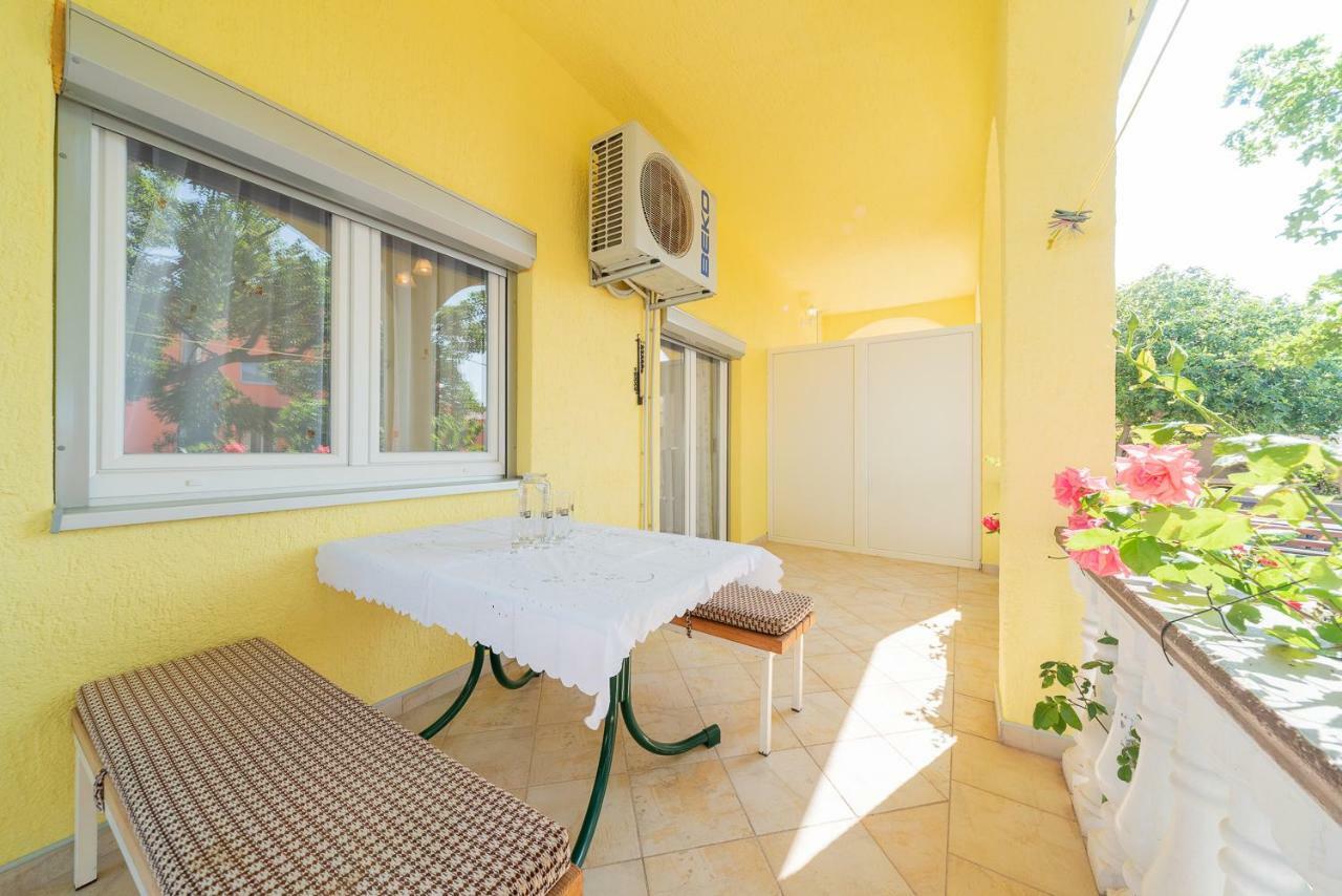 Apartmenthaus Hana Karlobag Exterior foto